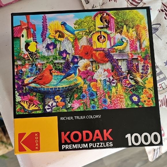 Kodak Premium Puzzle with Vibrant Birds and Flowers - Picture 1 of 2
